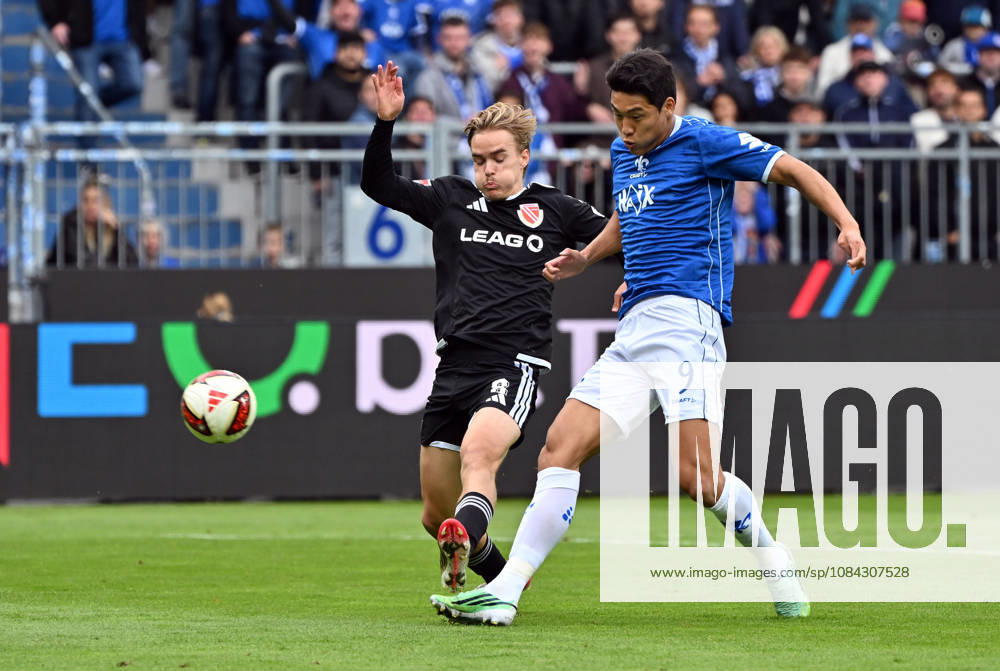 Soccer 2. Bundesliga, SV Darmstadt 98 vs. Energie Cottbus, Lukas Michelbrink (Energie Cottbus), Ho Jae Lee (SV Darmstadt 98). DFL and DFB regulations prohibit any use of photographs as image sequences and or quasi-video. Darmstadt