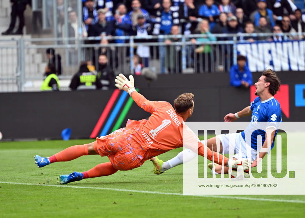Soccer 2. Bundesliga, SV Darmstadt 98 vs. Energie Cottbus, Marcel Lotka (Energie Cottbus), Milan Smit (SV Darmstadt 98). DFL and DFB regulations prohibit any use of photographs as image sequences and or quasi-video. Darmstadt