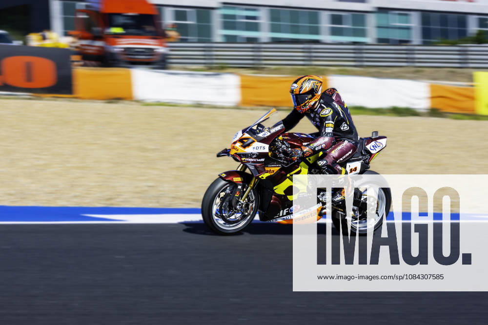 Sam Lowes of ELF Marc VDS Racing Team in action during the Superpole of the FIM Superbike World Championship, WM, Weltmeisterschaft at Circuito Estoril on October 10, 2026 in Cascais, Portugal. Motorsports 2026: WorldSBK - Tissot Estoril Round - ZUMAr200 20261010_zsp_r200_005
