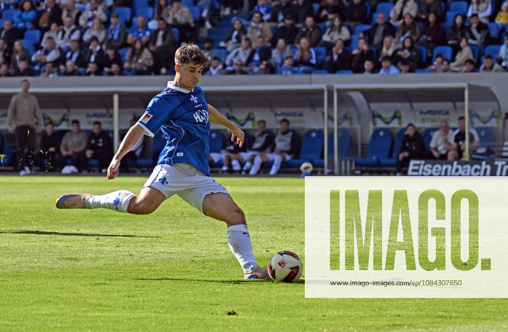 Soccer 2. Bundesliga, SV Darmstadt 98 vs. Energie Cottbus, Noah Weißhaupt (SV Darmstadt 98) scores the goal to make it 1–1. DFL and DFB regulations prohibit any use of photographs as image sequences and or quasi-video. Darmstadt
