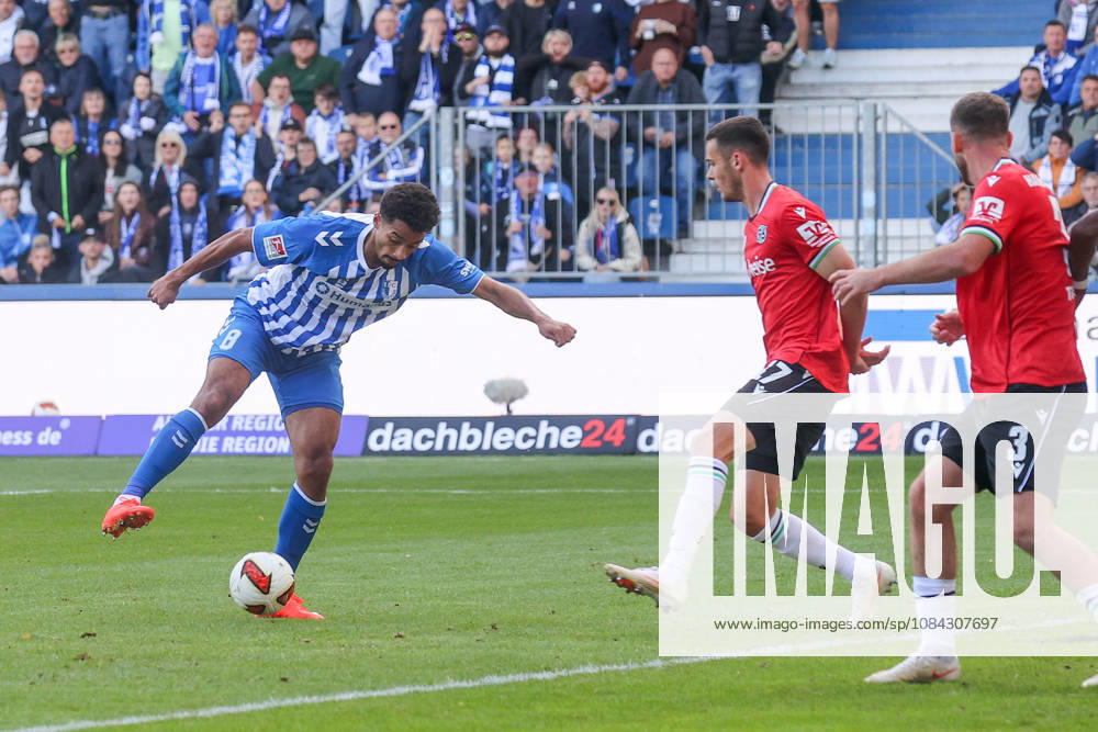 Soccer, 2. Bundesliga, 1. FC Magdeburg vs. Hannover 96,; from left: Emmanuel Iyoha (Magdeburg), No. 8 with the ball; DFL and DFB regulations prohibit any use of photographs as image sequences and or quasi-video; Magdeburg