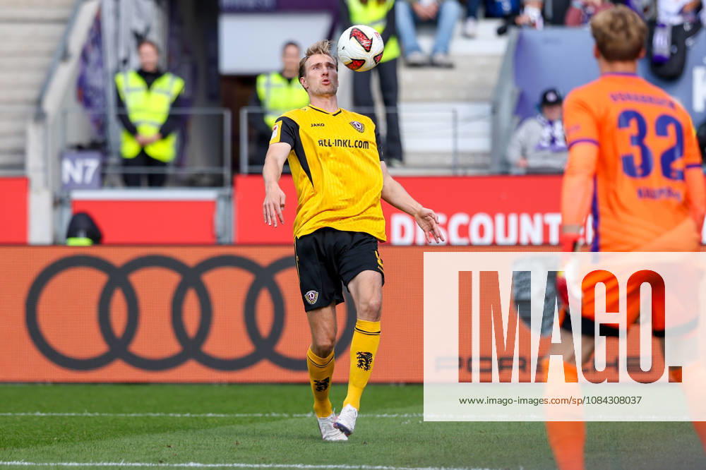 Soccer, 2. Bundesliga, VfL Osnabrück vs. SG Dynamo Dresden, Stadion an der Bremer Brücke, Matchday 7, 2026–2027 season: Vincent Vermeij of SG Dynamo Dresden, No. 9, receiving the ball. DFB regulations prohibit any use of photographs as image sequences and or quasi-video. Photo: WilkowskixPressefotoKochx, Lower Saxony, Germany