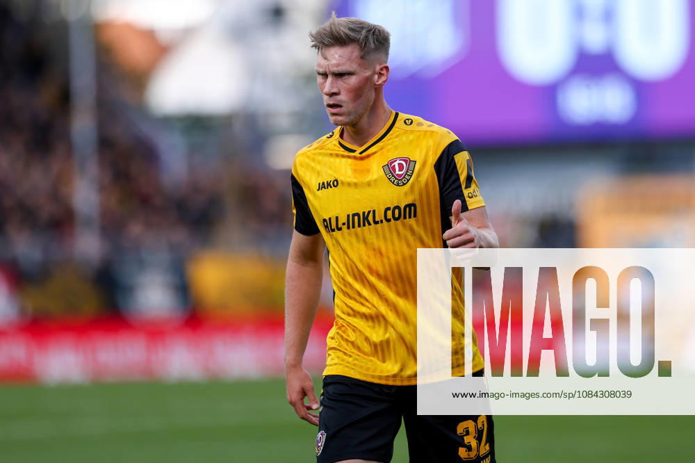 Soccer, 2. Bundesliga, VfL Osnabrück vs. SG Dynamo Dresden, Stadion an der Bremer Brücke, Matchday 7, 2026–2027 season Jonas Sterner SG Dynamo Dresden 32 gives a thumbs-up DFB regulations prohibit any use of photographs as image sequences and or quasi-video Photo by WilkowskixPressefotoKochx Lower Saxony, Germany