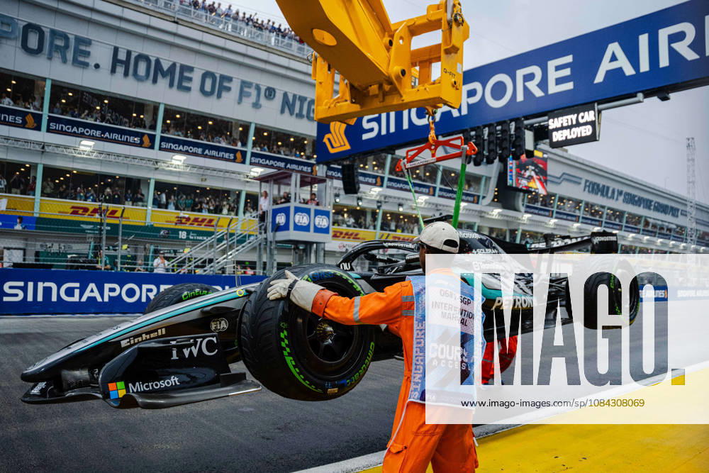2026 Formula 1 Singapore Grand Prix - Sprint GEORGE RUSSELL (GBR) of Mercedes-AMG PETRONAS Formula One Team CRASH Sprint Race on SATURDAY during the 2026 FORMULA 1 SINGAPORE AIRLINES SINGAPORE GRAND PRIX 2026 at MARINA BAY STREET CIRCUIT SINGAPORE on October 10, 2026. Photo by Tan Jun Da ABACAPRESS.COM Singapore Singapore