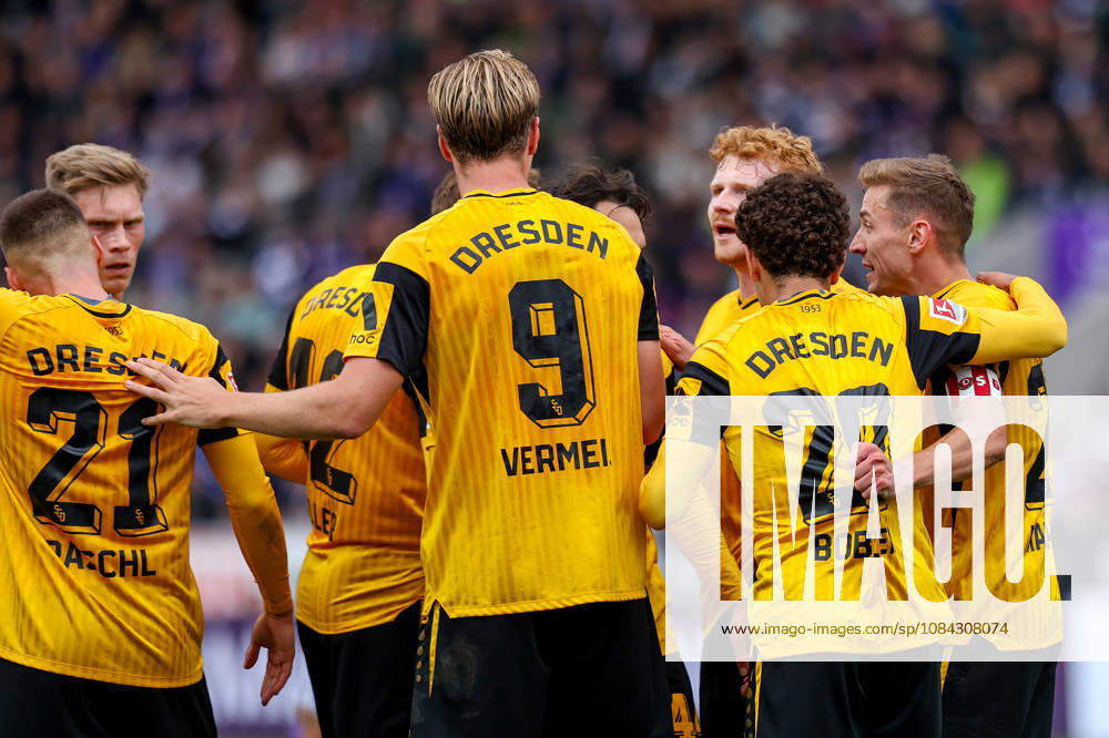 Soccer, 2. Bundesliga, VfL Osnabrück vs. SG Dynamo Dresden, Stadion an der Bremer Brücke, Matchday 7, 2026–2027 season: The team celebrates in a circle as Niklas Hauptmann scores the 0–1 goal for SG Dynamo Dresden. 27. DFB regulations prohibit any use of photographs as image sequences and or quasi-video. Photo: WilkowskixPressefotoKochx, Lower Saxony, Germany