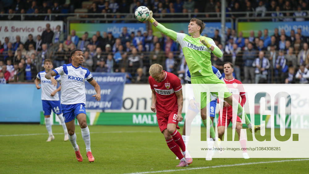 Hänsch Arena, Meppen, GER, 3. Liga, Matchday 9: SV Meppen vs. VfB Stuttgart II, Oliver Schmitt (SV Meppen) 7 and goalkeeper Jerik von der Felsen (VfB Stuttgart II) 1. DFL regulations prohibit any use of photographs as image sequences and or quasi-video. Meppen, Lower Saxony, Hänsch Arena