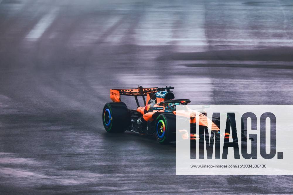 81 PIASTRI Oscar, McLaren F1 Team MCL40, action from the 2026 Singapore F1 Grand Prix (GP 17) 2026 Singapore F1 Grand Prix (GP 17) 81 PIASTRI Oscar, McLaren F1 Team MCL40, action F1 GP 17 Singapore 2026 Singapore