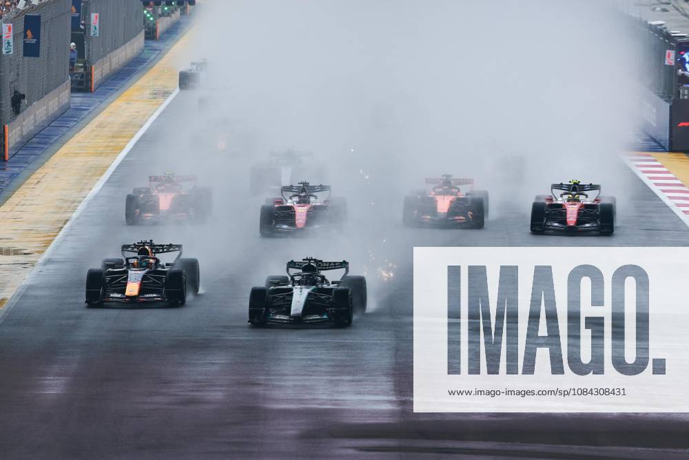 Start, 03 VERSTAPPEN Max (NLD), Red Bull Racing Ford RB22, action 63 RUSSELL George (GBR), Mercedes AMG F1 Team W17, action F1 GP 17 Singapore 2026 F1 GP 17 Singapore 2026 81 PIASTRI Oscar (AUS), McLaren F1 Team MCL40, action F1 GP 17 Singapore 2026 Singapore