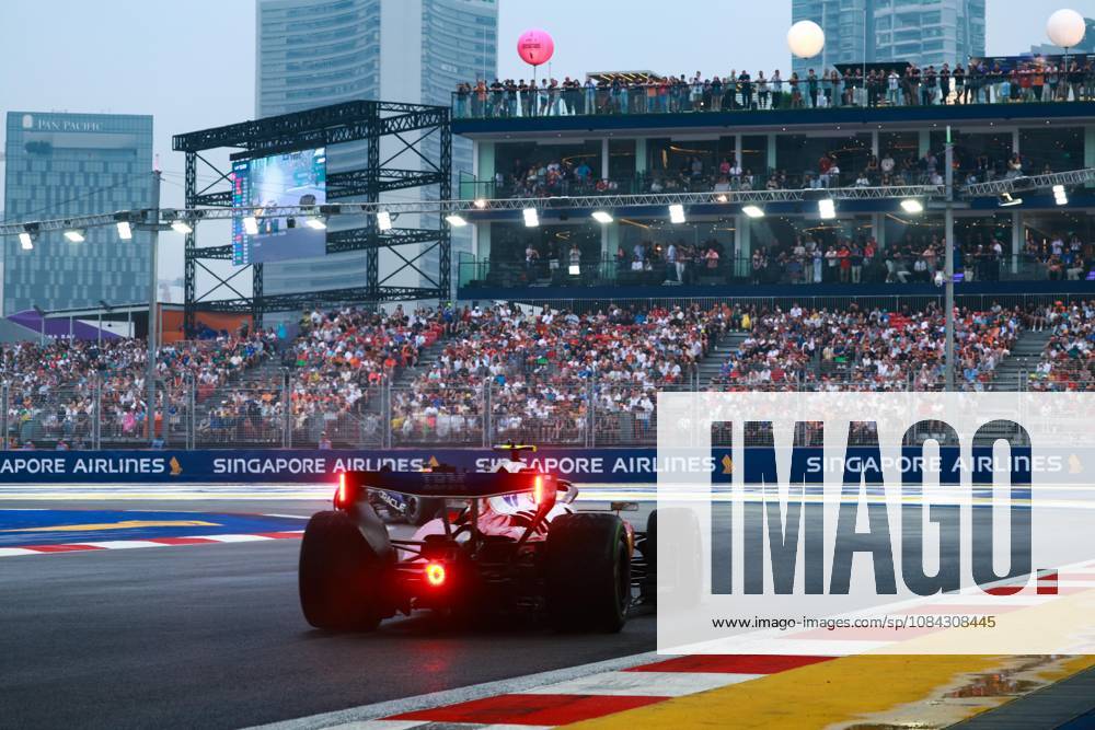 44 HAMILTON Lewis (GBR), Scuderia Ferrari SF 26, action from the 2026 Singapore F1 Grand Prix (GP 17), 2026 Singapore F1 Grand Prix (GP 17), 81 PIASTRI Oscar (AUS), McLaren F1 Team MCL40, action F1 GP 17 Singapore 2026 Singapore