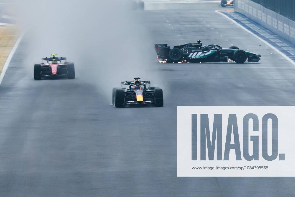 63 RUSSELL George (GBR), Mercedes AMG F1 Team W17, action F1 GP 17 Singapore 2026 F1 GP 17 Singapore 2026 81 PIASTRI Oscar (USA), McLaren F1 Team MCL40, action F1 GP 17 Singapore 2026 Singapore