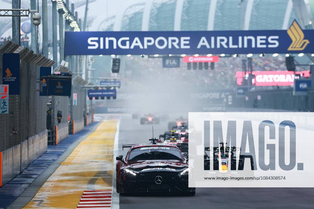 Safety Car, F1 GP 17 Singapore 2026, F1 GP 17 Singapore 2026, 81 Oscar PIASTRI of the McLaren F1 Team MCL40, action, F1 GP 17 Singapore 2026, Singapore