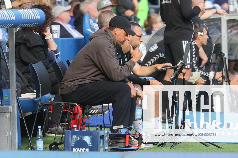 Soccer, 2. Bundesliga, 1 FC Magdeburg vs. Hannover 96, Sandro Wagner (Hannover), Coach looking pensive; DFL, DFB regulations prohibit any use of photographs as image sequences and or quasi-video; Magdeburg