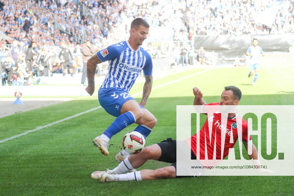Soccer, 2. Bundesliga, 1. FC Magdeburg vs. Hannover 96, Mateusz Zukowski, Magdeburg, 22, Boris Tomiak Hannover, 3: Tackle, duel, battle, DFL DFB REGULATIONS PROHIBIT ANY USE OF PHOTOGRAPHS AS IMAGE SEQUENCES AND OR QUASI-VIDEO Magdeburg
