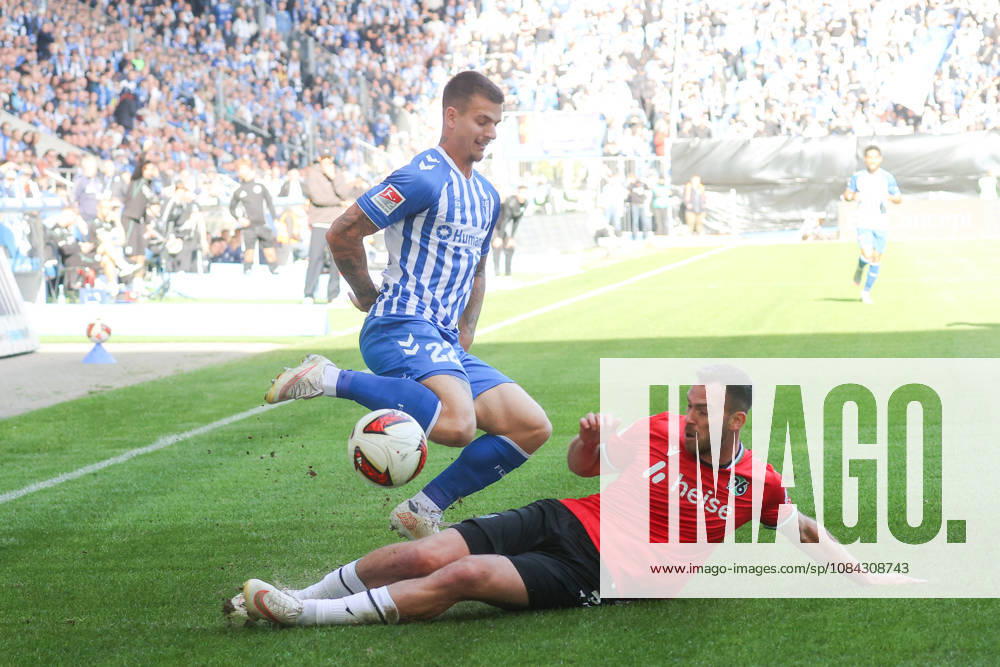 Soccer, 2. Bundesliga, 1. FC Magdeburg vs. Hannover 96, Mateusz Zukowski, Magdeburg, 22, Boris Tomiak Hannover, 3: Tackle, duel, battle, DFL DFB REGULATIONS PROHIBIT ANY USE OF PHOTOGRAPHS AS IMAGE SEQUENCES AND OR QUASI-VIDEO Magdeburg
