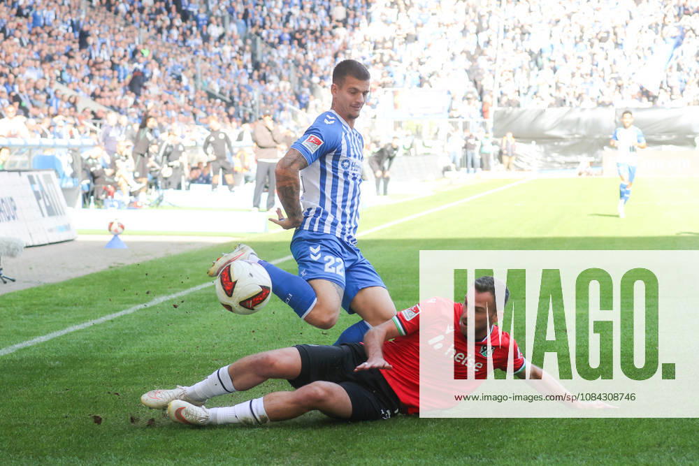 Soccer, 2. Bundesliga, 1. FC Magdeburg vs. Hannover 96, Mateusz Zukowski, Magdeburg, 22, Boris Tomiak Hannover, 3: Tackle, duel, battle, DFL DFB REGULATIONS PROHIBIT ANY USE OF PHOTOGRAPHS AS IMAGE SEQUENCES AND OR QUASI-VIDEO Magdeburg
