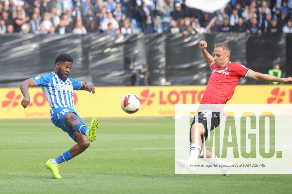 Soccer, 2. Bundesliga, 1 FC Magdeburg vs. Hannover 96, l Moritz Broni Kwarteng (Magdeburg), 10 Maurice Neubauer (Hannover), 33 DFL and DFB regulations prohibit any use of photographs as image sequences and or quasi-video (Magdeburg)