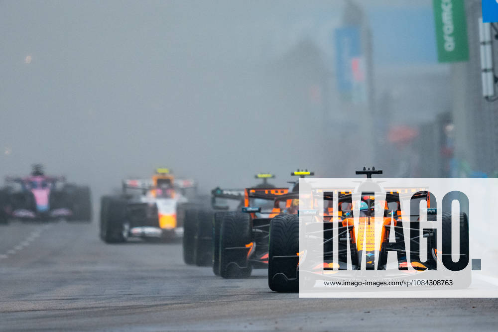 Formula 1 Singapore Airlines Singapore Grand Prix 2026 Levi Erb OVERTAKE MAXPPP - Singapore 10 10 2026 81 PIASTRI Oscar (aus), McLaren Mastercard F1 Team, action rain at the Formula 1 Singapore Airlines Singapore Grand Prix 2026, the 16th round of the 2026 FIA Formula 1 World Championship, WM, Weltmeisterschaft at the Marina Bay Street Circuit in Singapore, from 08 to 11 October 2026 Singapore Marina Bay Street Circuit Singapore