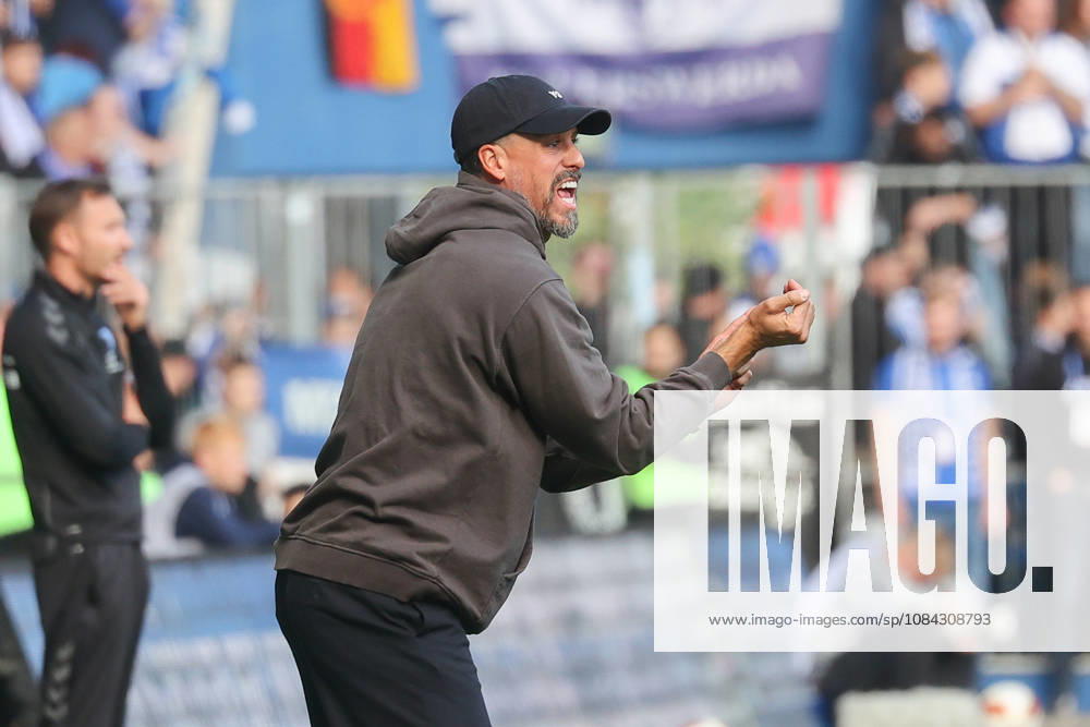 Soccer, 2. Bundesliga, 1 FC Magdeburg vs. Hannover 96, Sandro Wagner (Hannover), coach gives instructions, gesticulates with his arms, gesticulate, gives instructions. DFL and DFB regulations prohibit any use of photographs as image sequences and or quasi-video. Magdeburg