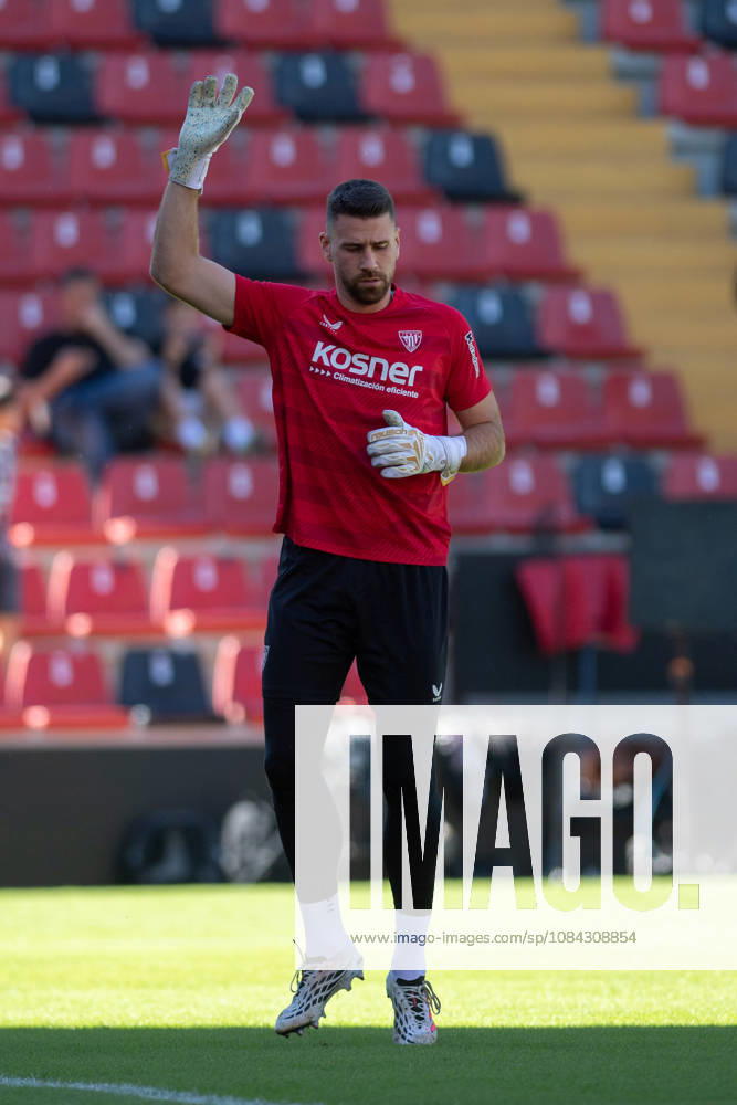 ESP LaLiga EA Sports Rayo Vallecano vs. Athletic Club: Unai Simon of Athletic warms up during the LaLiga EA Sports match between Rayo Vallecano and Athletic Club, played at Vallecas Stadium in Madrid on October 10, 2026, in Spain. Spain Soccer