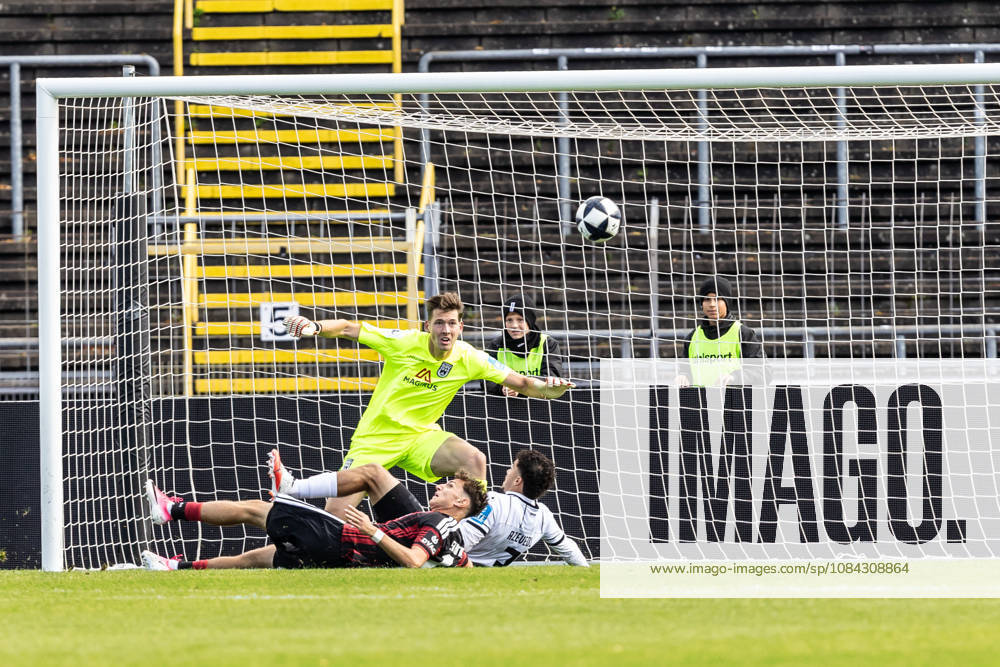SSV Ulm 1846 Soccer vs. Eintracht Frankfurt II, Soccer, Regionalliga Southwest, Matchday 11, Donaustadion Ulm, October 26, Jonas Bauer (Eintracht Frankfurt II), No. 10, just misses the goal; from left: Jonas Bauer (Eintracht Frankfurt II), No. 10, Robin Mantel, SSV Ulm 1846 Soccer, 30, Alexandre Azevedo, SSV Ulm 1846 Soccer, 03 SSV Ulm 1846 Soccer vs. Eintracht Frankfurt II, Soccer, Regionalliga Southwest, Matchday 11, Donaustadion Ulm, October 26, Photo by Lucca Fundel, Ulm, Donaustadion, Baden-Württemberg, Germany
