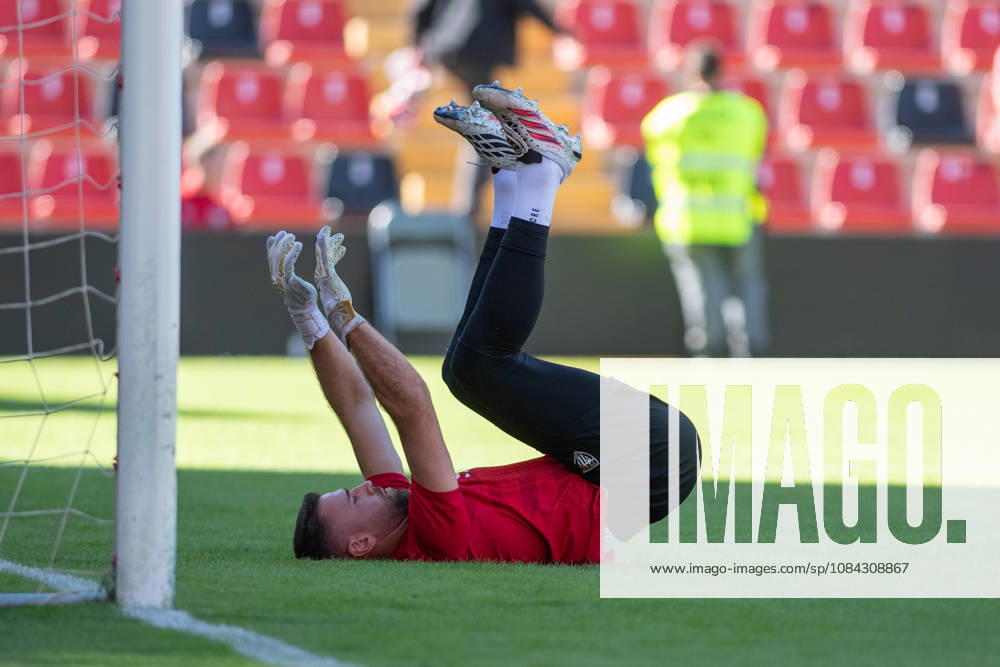 ESP LaLiga EA Sports Rayo Vallecano vs. Athletic Club: Unai Simon of Athletic warms up during the LaLiga EA Sports match between Rayo Vallecano and Athletic Club, played at Vallecas Stadium in Madrid on October 10, 2026, in Spain. Spain Soccer