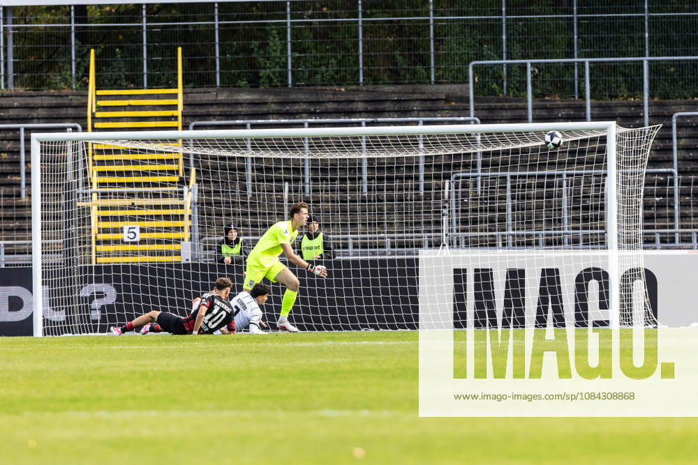 SSV Ulm 1846 Soccer vs. Eintracht Frankfurt II, Soccer, Regionalliga Southwest, Matchday 11, Donaustadion Ulm, October 26, Jonas Bauer (Eintracht Frankfurt II), No. 10, just misses the goal; from left: Jonas Bauer (Eintracht Frankfurt II), No. 10, Robin Mantel, SSV Ulm 1846 Soccer, 30, Alexandre Azevedo, SSV Ulm 1846 Soccer, 03 SSV Ulm 1846 Soccer vs. Eintracht Frankfurt II, Soccer, Regionalliga Southwest, Matchday 11, Donaustadion Ulm, October 26, Photo by Lucca Fundel, Ulm, Donaustadion, Baden-Württemberg, Germany