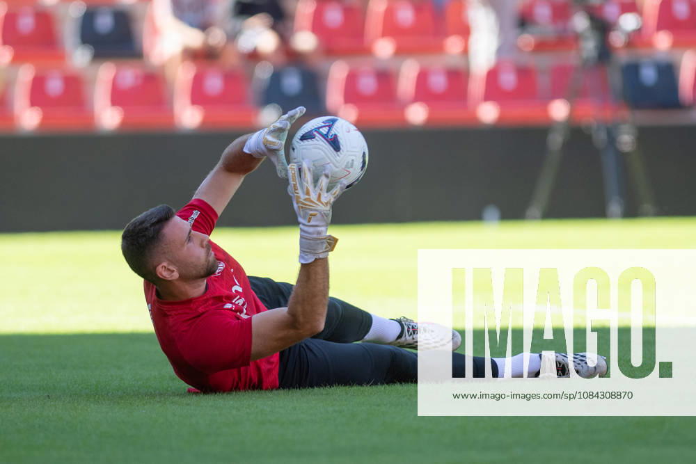 ESP LaLiga EA Sports Rayo Vallecano vs. Athletic Club: Unai Simon of Athletic warms up during the LaLiga EA Sports match between Rayo Vallecano and Athletic Club, played at Vallecas Stadium in Madrid on October 10, 2026, in Spain. Spain Soccer