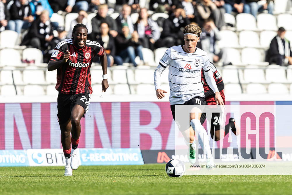 SSV Ulm 1846 Soccer vs. Eintracht Frankfurt II, Soccer, Regionalliga Southwest, Matchday 11, Donaustadion Ulm, October 26, Collin Owusu Etse (Eintracht Frankfurt II), 27, Oliver Wähling, SSV Ulm 1846 Soccer, 10 SSV Ulm 1846 Soccer vs. Eintracht Frankfurt II, Soccer, Regionalliga Southwest, Matchday 11, Donaustadion Ulm, October 26, Photo by Lucca Fundel, Ulm, Donaustadion, Baden-Württemberg, Germany
