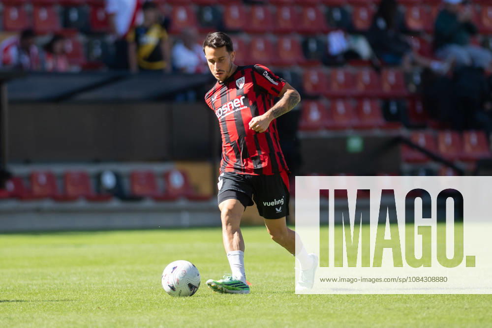 ESP LaLiga EA Sports Rayo Vallecano vs. Athletic Club Alejandro Berenguer Remiro of Athletic warms up during the LaLiga EA Sports match between Rayo Vallecano and Athletic Club played at Vallecas Stadium in Madrid on October 10, 2026 in Spain. Spain Soccer