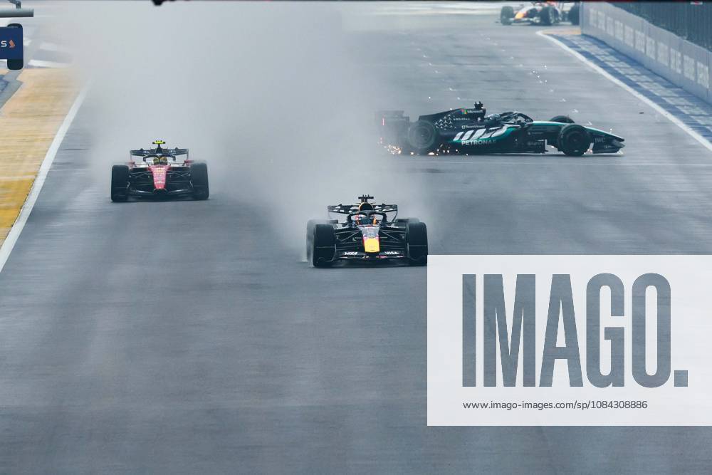 63 RUSSELL George (GBR), Mercedes AMG F1 Team W17, action from the 2026 Singapore F1 Grand Prix, 2026 Singapore F1 Grand Prix, 81 PIASTRI Oscar (USA), McLaren F1 Team MCL40, action F1 GP 17 Singapore 2026 Singapore