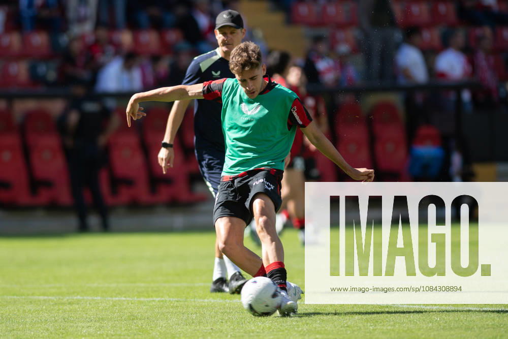 ESP LaLiga EA Sports Rayo Vallecano vs. Athletic Club Robert Navarro of Athletic warms up during the LaLiga EA Sports match between Rayo Vallecano and Athletic Club, played at Vallecas Stadium in Madrid on October 10, 2026, in Spain. Spanish Soccer
