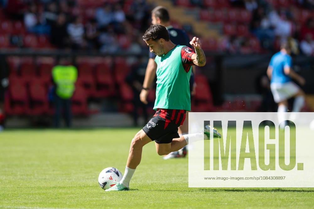 ESP LaLiga EA Sports Rayo Vallecano vs. Athletic Club Robert Navarro of Athletic warms up during the LaLiga EA Sports match between Rayo Vallecano and Athletic Club, played at Vallecas Stadium in Madrid on October 10, 2026, in Spain. Spanish Soccer