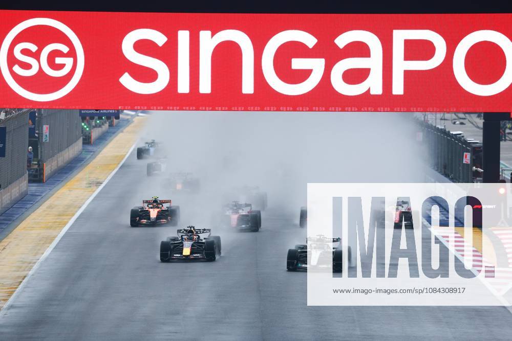 Start, 03 VERSTAPPEN Max (NLD), Red Bull Racing Ford RB22, action 63 RUSSELL George (GBR), Mercedes AMG F1 Team W17, action F1 GP 17 Singapore 2026 F1 GP 17 Singapore 2026 81 PIASTRI Oscar (AUS), McLaren F1 Team MCL40, action F1 GP 17 Singapore 2026 Singapore