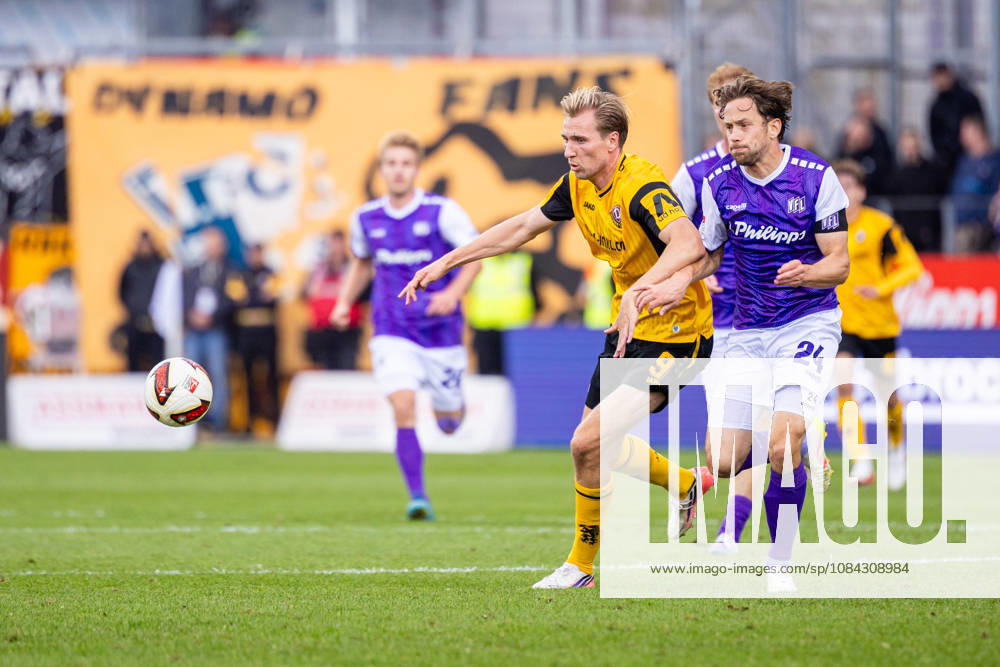L R Vincent Vermeij (SG Dynamo Dresden, 09) in a tackle with Jannik Mueller (VfL Osnabrück, 24), GER, VfL Osnabrück vs. SG Dynamo Dresden, Soccer, 2. Bundesliga, Matchday 7, 2026–2027 season, October 10, 2026 DFL regulations prohibit any use of photographs as image sequences and or quasi-video GER, VfL Osnabrück vs. SG Dynamo Dresden, soccer, 2. Bundesliga, Matchday 7, 2026–2027 season, October 10, 2026, Osnabrück