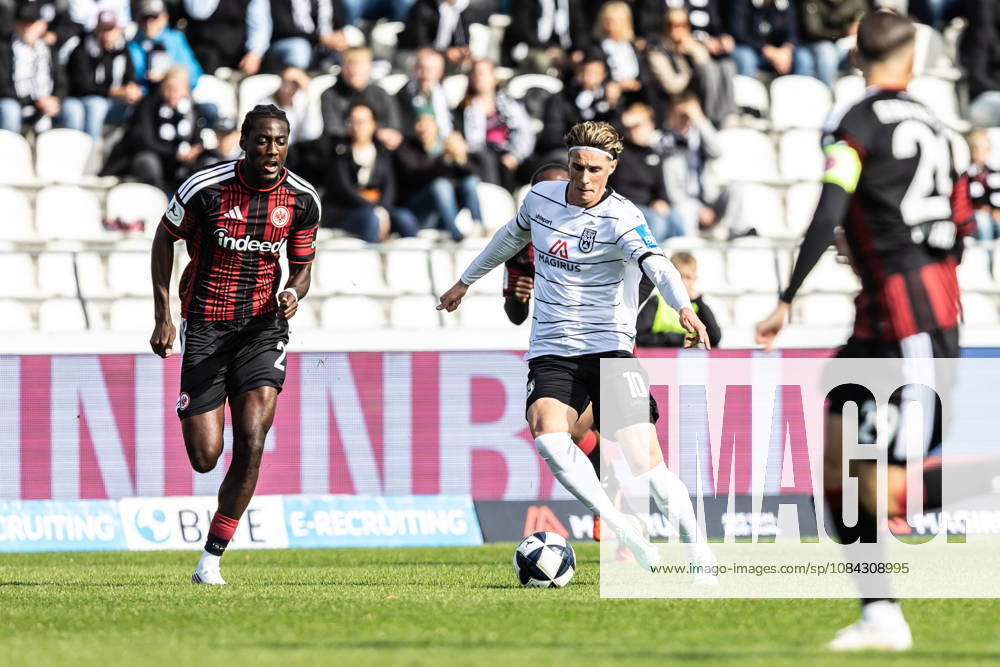 SSV Ulm 1846 Soccer vs. Eintracht Frankfurt II, Soccer, Regionalliga Southwest, Matchday 11, Donaustadion Ulm, October 26, Collin Owusu Etse (Eintracht Frankfurt II), 27, Oliver Wähling, SSV Ulm 1846 Soccer, 10 SSV Ulm 1846 Soccer vs. Eintracht Frankfurt II, Soccer, Regionalliga Southwest, Matchday 11, Donaustadion Ulm, October 26, 2010. Photo by Lucca Fundel, Ulm, Donaustadion, Baden-Württemberg, Germany