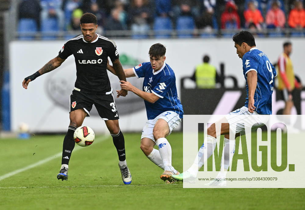 Soccer 2. Bundesliga, SV Darmstadt 98 vs. Energie Cottbus, l Justin Butler, FC Energie Cottbus, Noah Weißhaupt Weisshaupt SV Darmstadt 98, Ho Jae Ho Jae Lee SV Darmstadt 98 DFL DFB REGULATIONS PROHIBIT ANY USE OF PHOTOGRAPHS AS IMAGE SEQUENCES AND OR QUASI-VIDEO Darmstadt