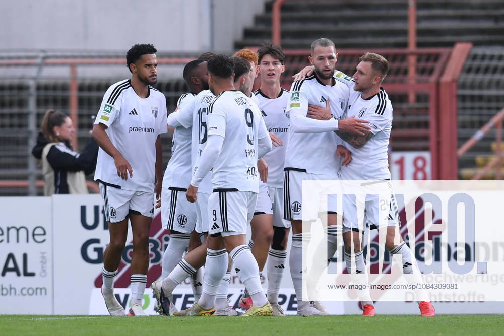 Soccer Regionalliga West, Matchday 12: Rot Weiß Oberhausen vs. 1 FC Bocholt on October 10, 2026, at the Niederrhein Stadium in Oberhausen. Fans celebrate the 1-1 goal scored by Dominik Lanius of Bocholt. xRx