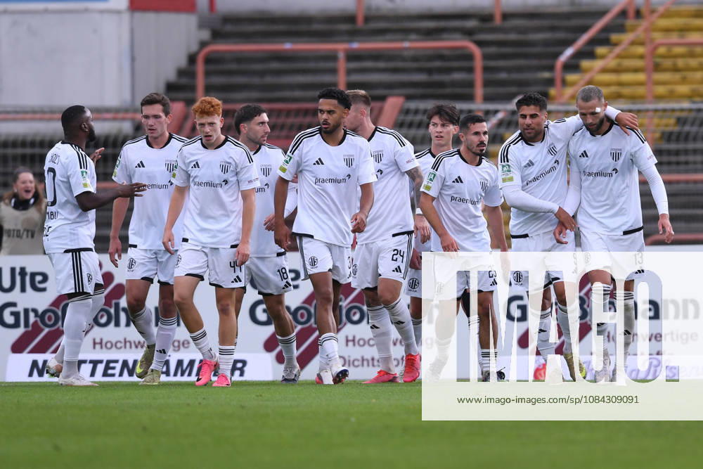 Soccer Regionalliga West, Matchday 12: Rot Weiß Oberhausen vs. 1 FC Bocholt on October 10, 2026, at the Niederrhein Stadium in Oberhausen. Fans celebrate the 1-1 goal scored by Dominik Lanius of Bocholt. xRx