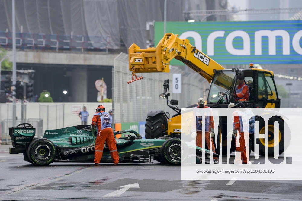 George Russell of Mercedes car is removed by marshalls after he and Sergio Perez of Cadillac collided during the sprint on Saturday 10th October , Singapore Grand Prix 2026, Marina Bay Street Circuit. Formula 1: Singapore Grand Prix 2026 - ZUMAc251 20261010_znp_c251_052