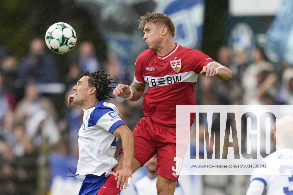 Hänsch Arena, Meppen, GER, 3. Liga, Matchday 9: SV Meppen vs. VfB Stuttgart II, Heading duel between Niclas Nadj (SV Meppen, 40) and Veit Stange (VfB Stuttgart II, 31). DFL regulations prohibit any use of photographs as image sequences and or quasi-video. Meppen, Lower Saxony, Hänsch Arena