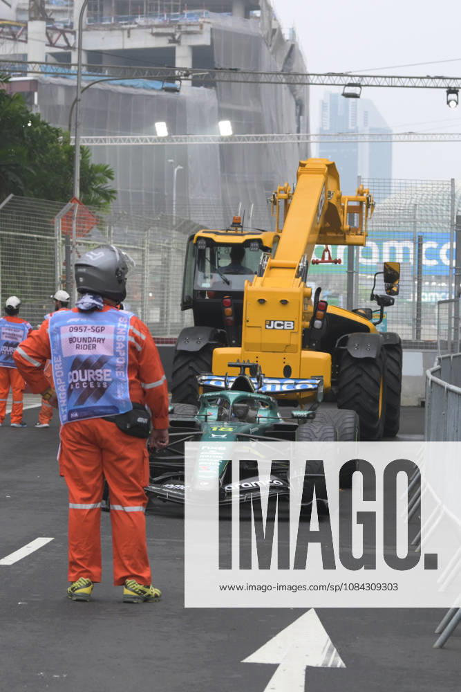George Russell of Mercedes car is removed by marshalls after he and Sergio Perez of Cadillac collide during the sprint on Saturday 10th October , Singapore Grand Prix 2026, Marina Bay Street Circuit. Singapore Singapore - ZUMAc251 20261010_znp_c251_049