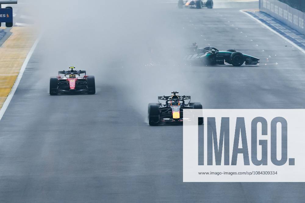 63 RUSSELL George (GBR), Mercedes AMG F1 Team W17, in action at the 2026 Singapore F1 Grand Prix, 2026 Singapore F1 Grand Prix, 81 PIASTRI Oscar (USA), McLaren F1 Team MCL40, action F1 GP 17 Singapore 2026 Singapore