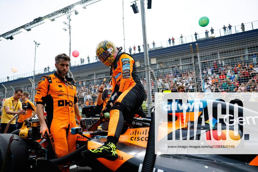 NORRIS Lando (GBR), McLaren F1 Team MCL40, portrait from the 2026 Singapore F1 Grand Prix, Round 17 NORRIS Lando (GBR), McLaren F1 Team MCL40, portrait F1 GP 17 Singapore 2026 F1 GP 17 Singapore 2026 81 PIASTRI Oscar from , McLaren F1 Team MCL40, action F1 GP 17 Singapore 2026 Singapore