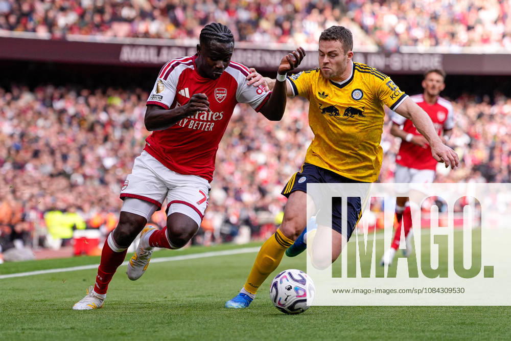 10th October 2026; Emirates Stadium, London, England; Premier League Football, Arsenal versus Leeds United; Bukayo Saka of Arsenal under pressure from Gabriel Gudmundsson of Leeds United TomxMajor