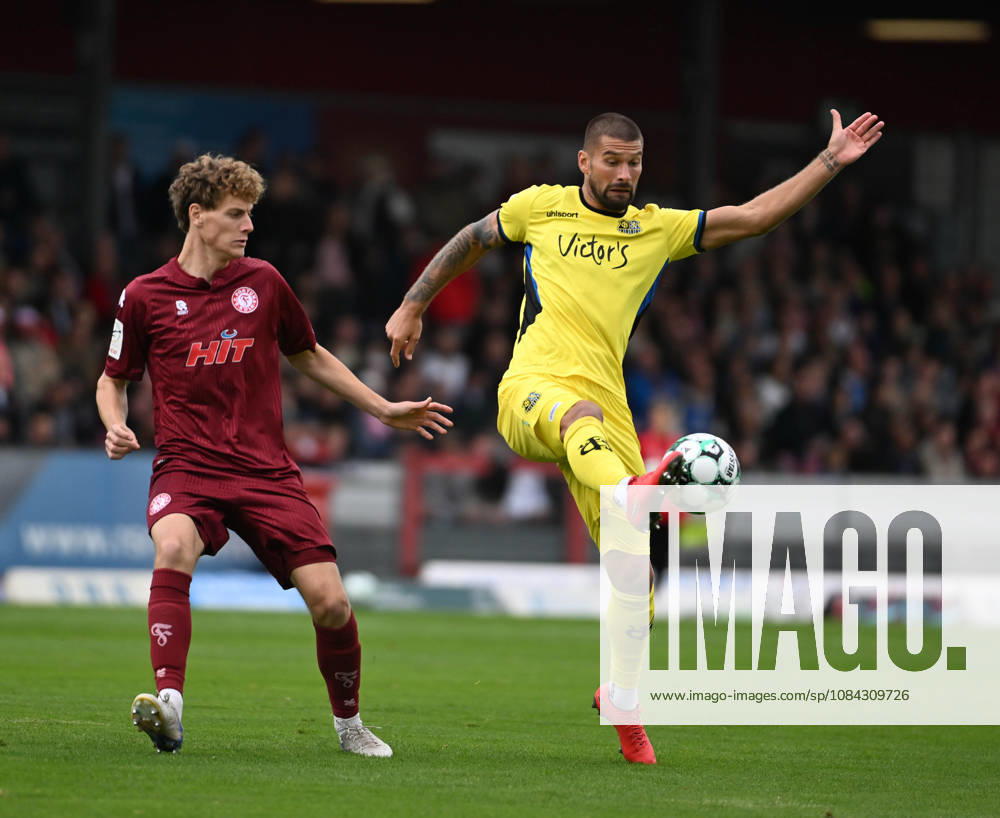 Soccer 3rd Division, Fortuna Cologne vs. Saarbrücken, Seymour Fünger (SC Fortuna Cologne, left) and Kai Brinker (Saarbrücken, right), Cologne
