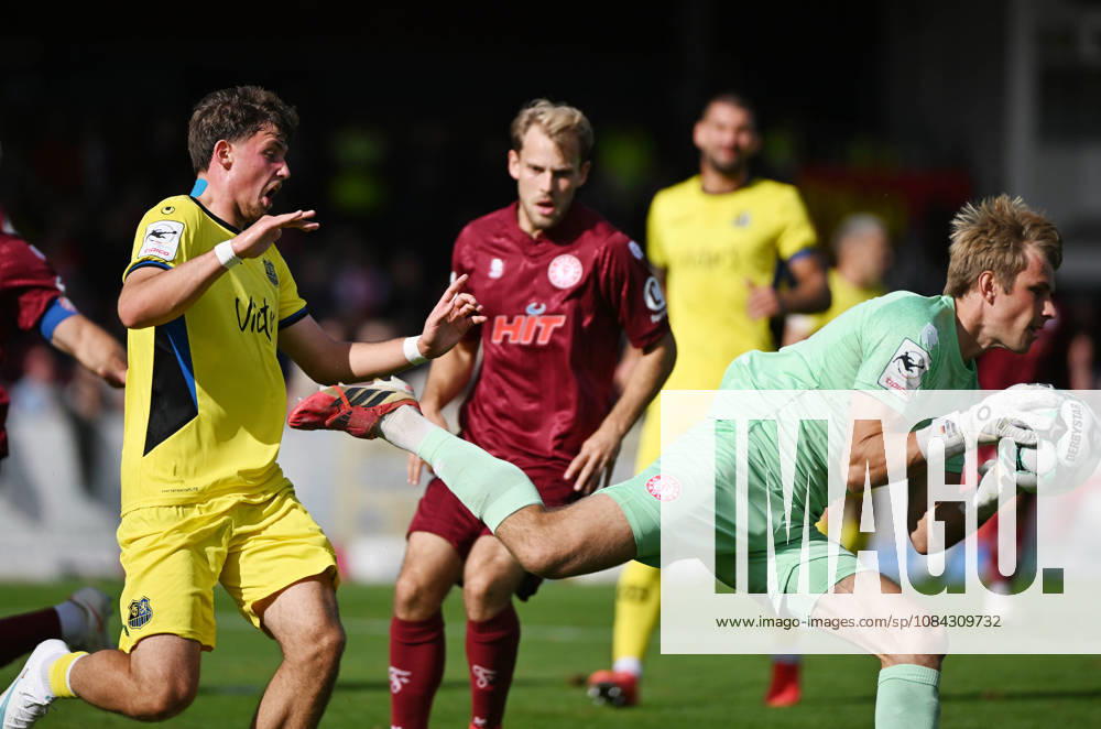 Soccer 3rd Division, Fortuna Cologne vs. Saarbrücken: Goalkeeper Lennart Winkler (SC Fortuna Cologne), on the right, and Alexander Staff (Saarbrücken), on the left, Cologne