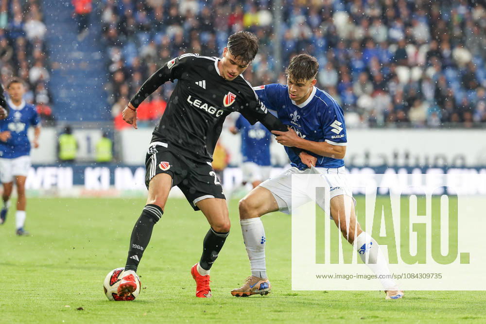 Soccer 2. Bundesliga SV Darmstadt 98 vs. Energie Cottbus, Justin Butler (Energie Cottbus), Noah Raphael Weisshaupt (SV Darmstadt 98) battle for the ball