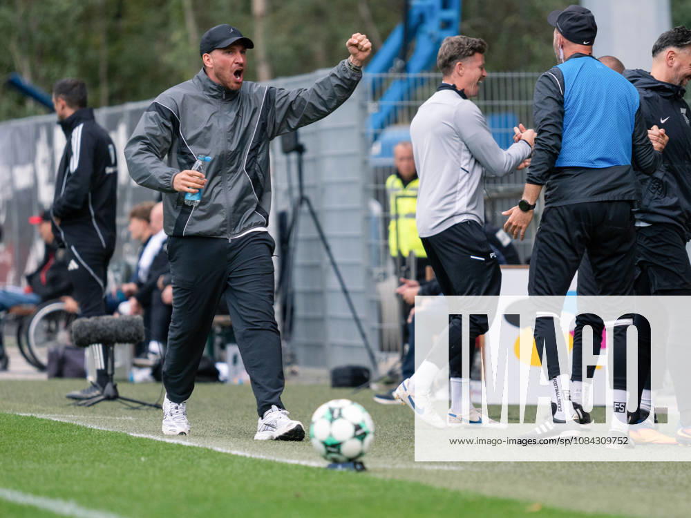 Goal to make it 1–0 by Luca Molinari, SG Sonnenhof Grossaspach; 21 goal celebrations by Coach Pascal Reinhardt, SG Sonnenhof Grossaspach; Celebration, Joy, Emotion, Team Celebration, Gesture, GER, Soccer, SG Sonnenhof Grossaspach vs. SV Waldhof Mannheim, 3rd Division, Matchday 8, Aspach, 2026–2027 Season, October 10, 2026, GER, Soccer, SG Sonnenhof Grossaspach vs. SV Waldhof Mannheim, 3rd Division, Matchday 8, Aspach, 2026–2027 season, October 10, 2026, Aspach