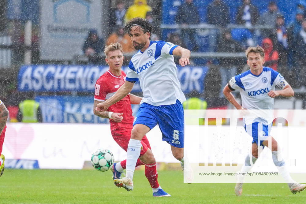 German Soccer, 3rd Division, Matchday 8, Hänsch Arena, Meppen, Emsland, Lower Saxony, SV Meppen vs. VfB Stuttgart U21, VfB Stuttgart II s Ersin Zehir, SV Meppen, 6, comes out on top