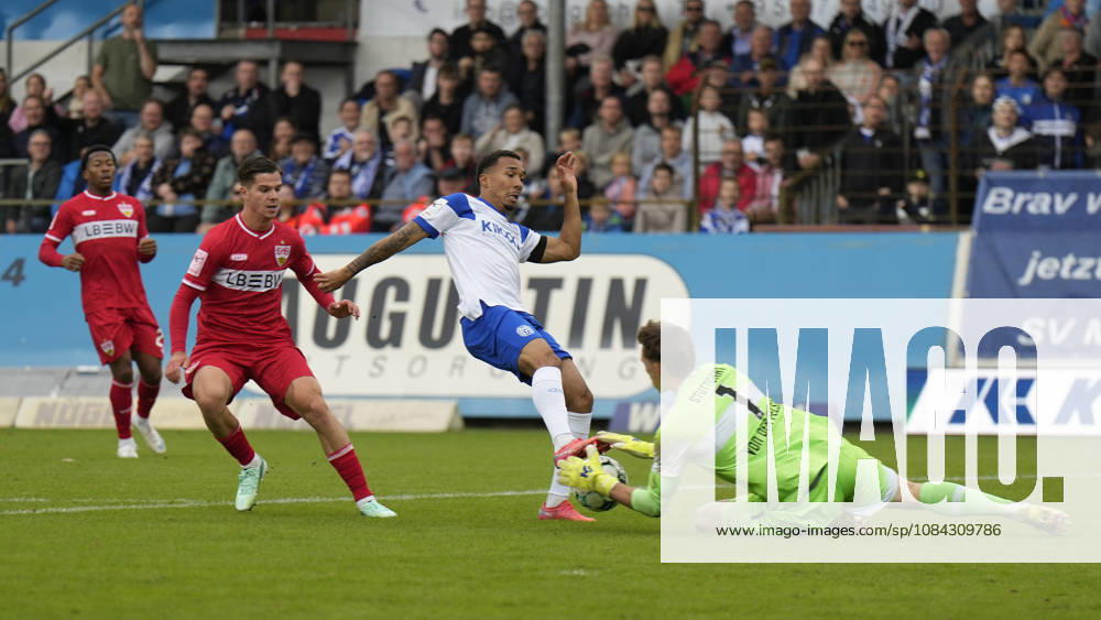 Hänsch Arena, Meppen, GER, 3. Liga, Matchday 9: SV Meppen vs. VfB Stuttgart II, Oliver Schmitt (SV Meppen) 7 vs. Goalkeeper Jerik von der Felsen (VfB Stuttgart II) 1 DFL REGULATIONS PROHIBIT ANY USE OF PHOTOGRAPHS AS IMAGE SEQUENCES AND OR QUASI-VIDEO Meppen, Lower Saxony, Hänsch Arena